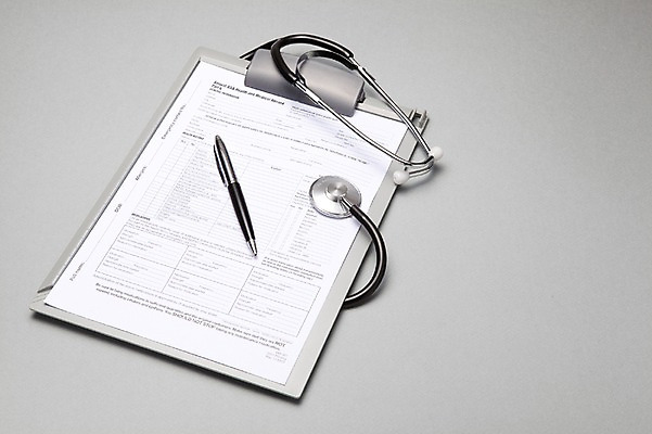 포토 JPG 스튜디오촬영 의학 청진기 의료기기 실내 병원 사람없음 치료 볼펜 진료 도구 의료용품 오브젝트 검진표 서류판 국내포토 내부 펜 사무용품 파일형식