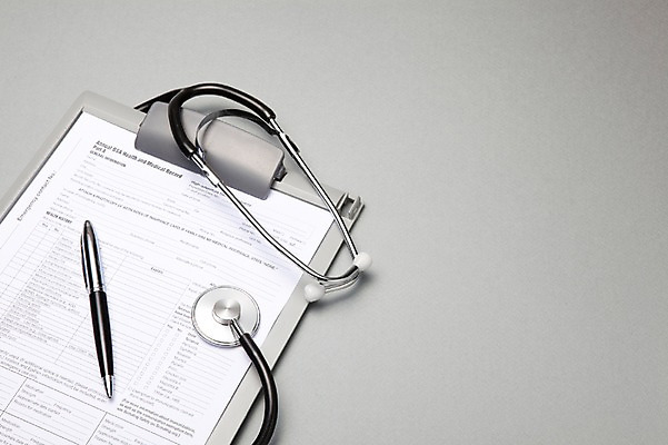 포토 JPG 스튜디오촬영 의학 청진기 의료기기 실내 병원 사람없음 치료 볼펜 진료 도구 의료용품 오브젝트 검진표 서류판 국내포토 내부 펜 사무용품 파일형식