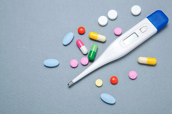 포토 JPG 스튜디오촬영 의학 의료기기 실내 건강 병원 사람없음 치료 하이앵글 알약 약 도구 의료용품 온도계 체온계 약국 오브젝트 먹는약 국내포토 뷰포인트 내부 파일형식