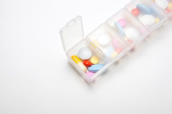 포토 JPG 스튜디오촬영 의학 실내 건강 병원 사람없음 치료 하이앵글 알약 약 의료용품 약병 약국 오브젝트 먹는약 조제 국내포토 뷰포인트 의료기기 내부 만들기 병_담는 파일형식