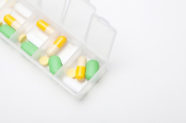 포토 JPG 스튜디오촬영 의학 실내 건강 병원 사람없음 치료 하이앵글 알약 약 의료용품 약병 약국 오브젝트 먹는약 조제 국내포토 뷰포인트 의료기기 내부 만들기 병_담는 파일형식