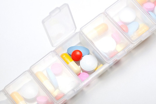 포토 JPG 스튜디오촬영 의학 실내 건강 병원 사람없음 치료 하이앵글 알약 약 의료용품 약병 약국 오브젝트 먹는약 조제 국내포토 뷰포인트 의료기기 내부 만들기 병_담는 파일형식