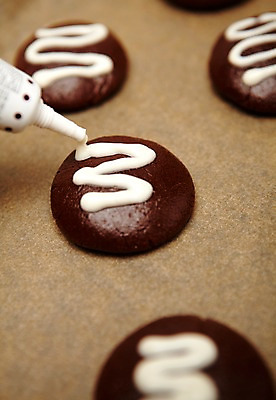 포토 JPG 스튜디오촬영 실내 사람없음 장식 펜 쿠키 제과 초콜릿 반죽 홈베이킹 제빵 미니 초코쿠키 화이트초콜릿 국내포토 디저트 내부 필기구 제과제빵 파일형식