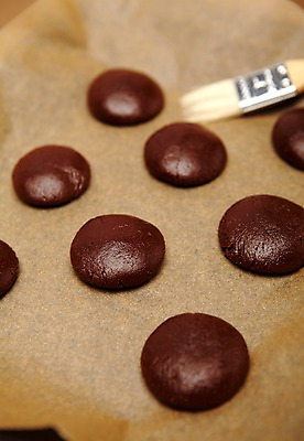 포토 JPG 스튜디오촬영 실내 사람없음 쿠키 제과 초콜릿 반죽 홈베이킹 제빵 기름붓 미니 초코쿠키 국내포토 디저트 내부 제과제빵 붓 파일형식