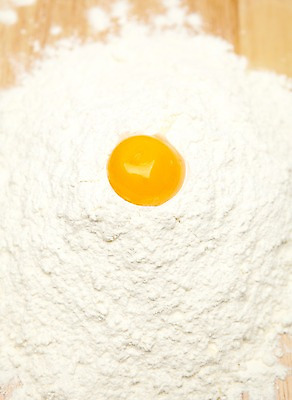 포토 JPG 스튜디오촬영 재료 도마 실내 사람없음 제과 계란 밀가루 홈베이킹 제빵 노른자 국내포토 주방용품 내부 제과제빵 알 가루 파일형식