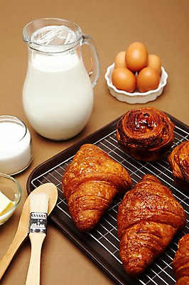 포토 JPG 스튜디오촬영 빵 재료 쟁반 실내 사람없음 제과 계란 우유 도구 설탕 크루아상 홈베이킹 제빵 제빵기구 기름붓 식힘망 국내포토 음식 주방용품 유제품 내부 제과제빵 알 주방도구 붓 제빵도구 파일형식