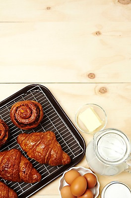 포토 JPG 스튜디오촬영 빵 재료 쟁반 실내 사람없음 제과 계란 우유 홈베이킹 제빵 버터 제빵도구 식힘망 국내포토 음식 유제품 내부 제과제빵 알 주방도구 파일형식
