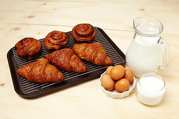 포토 JPG 스튜디오촬영 빵 쟁반 실내 사람없음 제과 계란 우유 설탕 홈베이킹 제빵 식힘망 국내포토 음식 유제품 내부 제과제빵 알 주방도구 제빵도구 파일형식