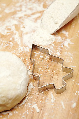 포토 JPG 스튜디오촬영 모양 도마 실내 사람없음 크리스마스트리 제과 도구 반죽 밀가루 홈베이킹 제빵 쿠키틀 제빵기구 밀가루반죽 제빵도구 국내포토 크리스마스 주방용품 내부 제과제빵 가루 파일형식