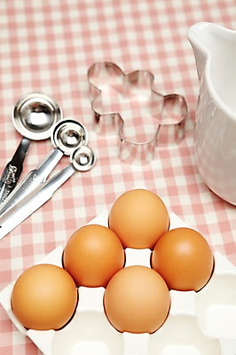 포토 JPG 스튜디오촬영 쟁반 실내 사람없음 제과 계란 도구 홈베이킹 제빵 쿠키틀 계량스푼 제빵기구 제빵도구 진저맨 진저쿠키 국내포토 주방용품 내부 쿠키 제과제빵 알 파일형식