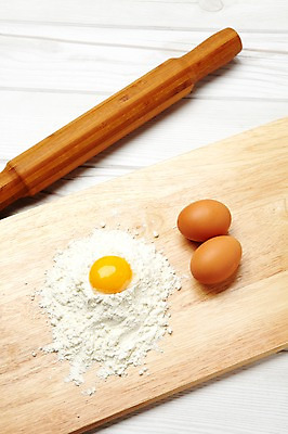 포토 JPG 스튜디오촬영 도마 실내 사람없음 제과 계란 도구 밀가루 홈베이킹 제빵 밀대 노른자 제빵기구 국내포토 주방용품 내부 제과제빵 알 가루 파일형식