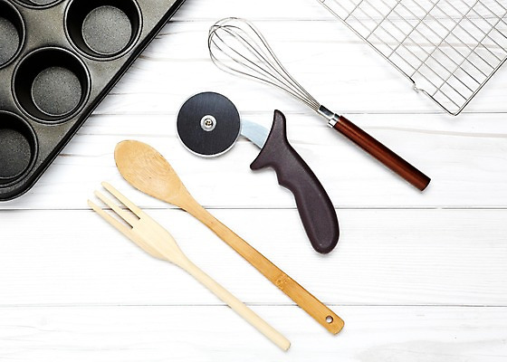 포토 JPG 스튜디오촬영 쟁반 실내 사람없음 제과 도구 홈베이킹 제빵 거품기 제빵기구 제빵도구 나무스푼 나무포크 피자칼 국내포토 포크 주방용품 내부 제과제빵 나무숟가락 파일형식