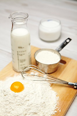 포토 주방용품 유제품 실내 내부 컵 제과제빵 알 가루 제빵 계량 파일형식 홈베이킹 밀가루 계란 거품기 제과 계량컵 도구 우유 재료 설탕 스튜디오촬영 사람없음 JPG 제빵기구 국내포토 도마