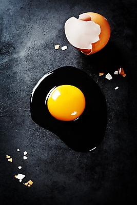 포토 JPG 해외이미지 검은배경 실내 사람없음 계란 아침식사 계란껍데기 날계란 해외202004 해외포토 백그라운드 내부 알 검은색 식사 파일형식