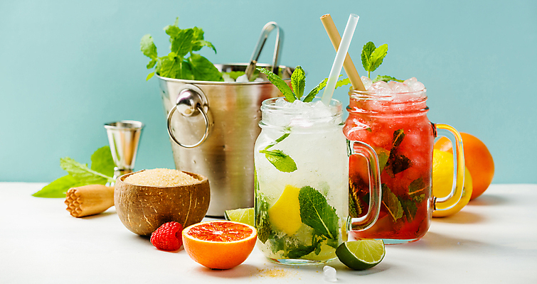 포토 JPG 해외이미지 음료 오렌지 포도 유리병 집게 빨대 사람없음 바구니 칵테일 레몬 민트 자몽 파란배경 산딸기 라임 나무그릇 해외202004 해외포토 그릇 백그라운드 과일 병_용기 주류 목재 파란색 허브 파일형식