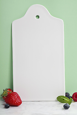 포토 JPG 해외이미지 탁자 딸기 도마 도마_주방용품 사람없음 블루베리 산딸기 해외202004 해외포토 가구 과일 주방용품 파일형식