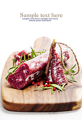 포토 JPG 해외이미지 단면 실내 타이포그라피 사람없음 흰배경 노끈 로즈메리 나무도마 살라미 통후추 카피스페이스 해외202004 해외포토 문자 줄 백그라운드 도마 내부 목재 공백 흰색 허브 후추 파일형식