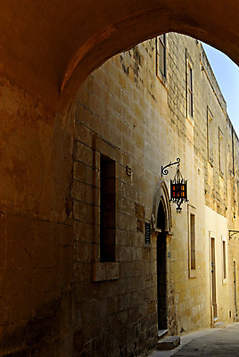 포토 JPG 해외이미지 유럽 도로 길 여행 건축양식 창문 휴가 그림자 사람없음 빛 햇빛 노란색 문 등불 램프 역사 클래식 저녁 오솔길 지중해 아치 사암 메디나 몰타섬 석회암 옛날 해외202004 해외202105 해외포토 건축 나라 바다 컬러 섬 컨셉 교통시설 조명 태양 암석 돌_바위 야간 몰타 파일형식