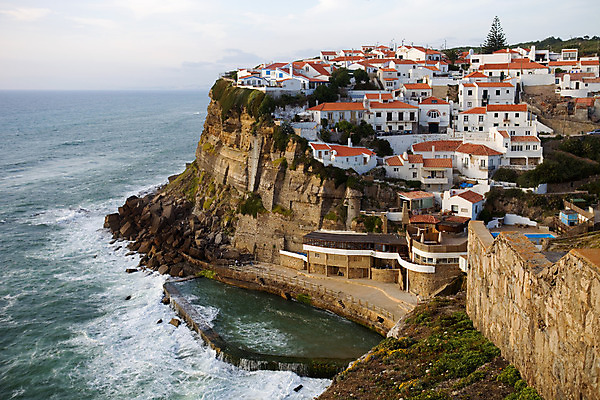 포토 JPG 해외이미지 유럽 파도 바다 여행 건축양식 자연 조류 풍경 경사 사람없음 옆모습 물 마을 맑음 바위 만 거친 가장자리 포르투갈 포인트 대서양 신트라 해외202004 해외202105 해외포토 자연요소 동물 건축 나라 뷰포인트 날씨 금융 돌_바위 둘레 생태계 파일형식
