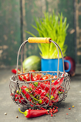 포토 JPG 해외이미지 식물 식재료 사람없음 컵 담기 매움 나무바닥 홍고추 후추 철바구니 해외202004 해외포토 식기 모션 고추 바닥 바구니 맛 향신료 파일형식