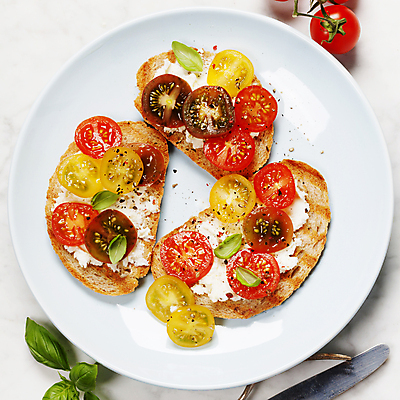 포토 JPG 해외이미지 접시 빵 방울토마토 실내 사람없음 하이앵글 나이프 이탈리아음식 애피타이저 흰배경 바질 브루스케타 해외202004 해외포토 식기 음식 뷰포인트 백그라운드 토마토 서양음식 내부 흰색 칼 파일형식