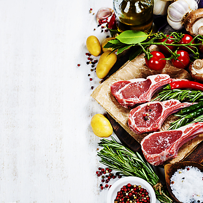 포토 JPG 해외이미지 그릇 포크 방울토마토 감자 실내 마늘 사람없음 하이앵글 종이봉투 버섯 올리브오일 흰배경 소금 후추 양고기 로즈메리 나무그릇 월계수 카피스페이스 해외202004 해외포토 식기 뷰포인트 백그라운드 토마토 채소 봉투 육류 내부 목재 공백 흰색 기름_음식 허브 향신료 파일형식