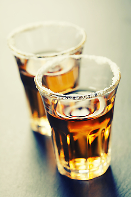 포토 JPG 해외이미지 술잔 회색배경 실내 사람없음 아웃포커스 칵테일 소금 두잔 멕시코음식 전통주 테킬라 해외202004 해외포토 백그라운드 2 잔 주류 서양음식 촬영기법 내부 회색 파일형식