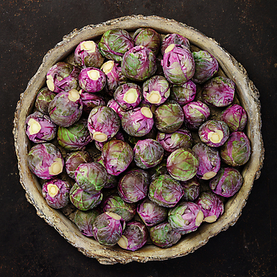 포토 JPG 해외이미지 검은배경 실내 사람없음 하이앵글 나무그릇 방울양배추 해외202004 해외포토 그릇 뷰포인트 백그라운드 내부 목재 검은색 양배추 파일형식