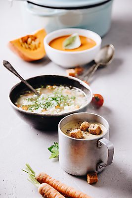 포토 JPG 해외이미지 그릇 실내 사람없음 컵 숟가락 당근 수프 흰배경 단호박 야채수프 크루통 해외202004 해외포토 식기 빵 백그라운드 호박 뿌리채소 수저 내부 흰색 파일형식