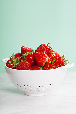 포토 JPG 해외이미지 그릇 딸기 실내 사람없음 담기 파란배경 해외202004 해외포토 식기 백그라운드 과일 모션 내부 파란색 파일형식