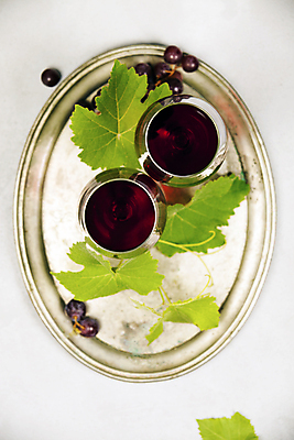 포토 JPG 해외이미지 백그라운드 와인잔 포도 쟁반 사람없음 하이앵글 와인 흰배경 포도잎 해외202004 해외포토 뷰포인트 잎 술잔 과일 주류 흰색 파일형식