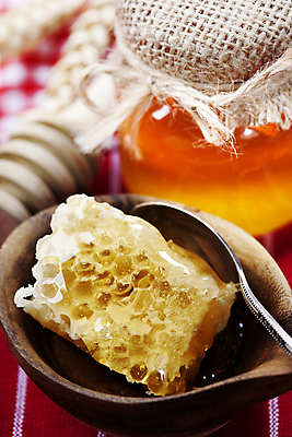 포토 JPG 해외이미지 실내 근접촬영 사람없음 아웃포커스 숟가락 달콤 꿀 벌집 꿀단지 나무그릇 허니디퍼 해외202004 해외포토 그릇 뷰포인트 촬영기법 수저 내부 목재 도구 맛 파일형식