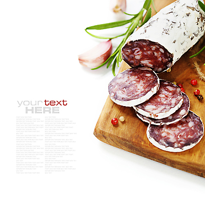 포토 JPG 해외이미지 실내 마늘 타이포그라피 사람없음 흰배경 슬라이스 로즈메리 나무도마 살라미 통후추 카피스페이스 해외202004 해외포토 문자 백그라운드 채소 도마 내부 목재 공백 흰색 허브 후추 파일형식