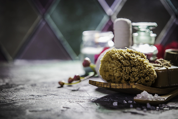 포토 JPG 해외이미지 실내 사람없음 아웃포커스 숟가락 아로마 스파용품 마사지용품 아로마테라피 스펀지 허브볼 카피스페이스 입욕소금 해외202004 해외포토 촬영기법 수저 내부 스파 공백 미용용품 오브젝트 소금 테라피 파일형식