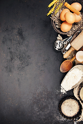 포토 JPG 해외이미지 검은배경 실내 틀 사람없음 바구니 계란 준비 밀가루 홈베이킹 제빵 계량스푼 반죽밀대 스쿱 카피스페이스 해외202004 해외포토 백그라운드 주방용품 내부 제과제빵 알 검은색 공백 가루 밀대 파일형식