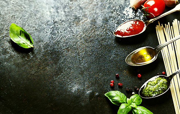 포토 JPG 해외이미지 검은배경 실내 사람없음 숟가락 이탈리아음식 올리브오일 바질 토마토소스 통후추 파스타면 페스토 해외202004 해외포토 백그라운드 파스타 서양음식 수저 내부 검은색 면류 소스_음식 기름_음식 후추 파일형식