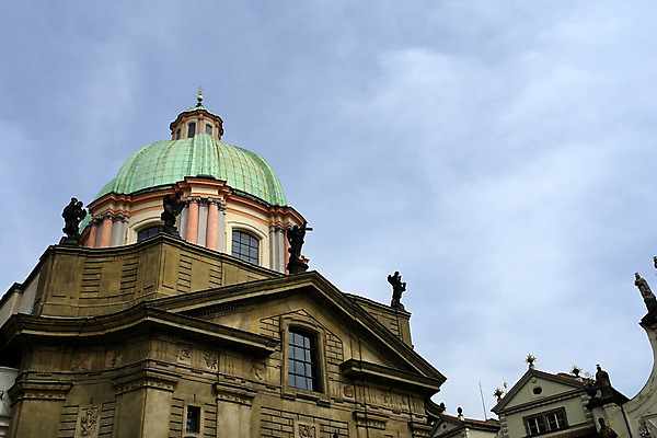 포토 JPG 해외이미지 주간 유럽 벽 여행 건축양식 창문 하늘 지붕 풍경 사람없음 야외 건물 파란색 도시풍경 성당 마을 도시 옥상 대륙 그림 장면 체코 프라하 타운 대도시 공화국 랜드마크 옛날 해외202004 해외202105 해외포토 자연요소 건축물 건축 나라 컬러 종교건축 파일형식