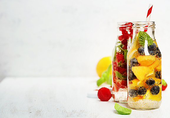 포토 JPG 해외이미지 음료 딸기 유리병 빨대 사람없음 물 민트 흰배경 산딸기 디톡스 해외202004 해외포토 자연요소 백그라운드 과일 병_용기 건강 흰색 허브 파일형식