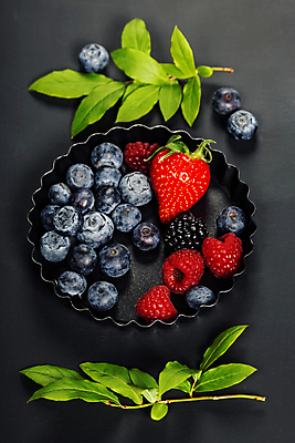 포토 JPG 해외이미지 잎 딸기 검은배경 사람없음 금속 블루베리 산딸기 쿠키틀 블랙베리 해외202004 해외포토 식물 백그라운드 과일 재질 검은색 제빵도구 파일형식