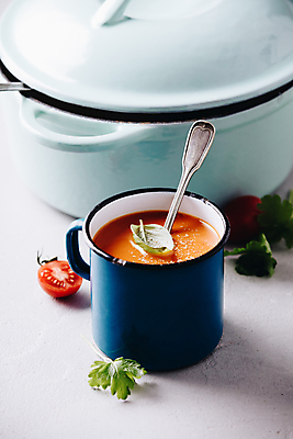 포토 JPG 해외이미지 토마토 방울토마토 사람없음 컵 숟가락 수프 냄비 흰배경 바질 해외202004 해외포토 식기 백그라운드 채소 수저 흰색 솥 파일형식