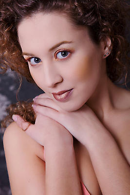 포토 JPG 해외이미지 백인 모델 여자 감정 얼굴 포즈 백그라운드 신체 갈색머리 한명 사람 성인 10대 청춘 유행 검은색 수확 흰색 표현 뜨거움 입 닫기 고독 매끈함 피부 입술 해외202004 해외202105 해외포토 서양인 1 헤어스타일 컬러 컨셉 농업 모션 청소년 신체부위 감각 파일형식