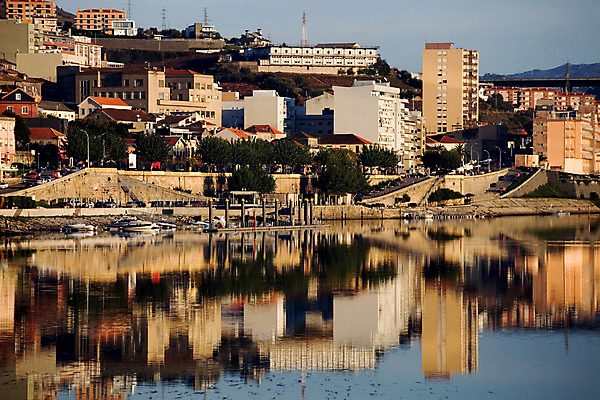 포토 JPG 해외이미지 유럽 여행 풍경 사람없음 야외 건물 강 반사 거울 도시 보트 포르투갈 도루강 해외202004 해외202105 해외포토 건축물 나라 배_교통 파일형식