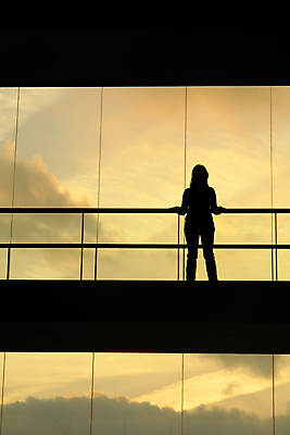 포토 JPG 해외이미지 여자 남자 실루엣 백그라운드 비즈니스 사람 사람없음 건물 옆모습 금융 사무실 일몰 회원 해외202004 해외202105 해외포토 건축물 뷰포인트 촬영기법 경제 노을 파일형식