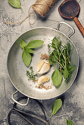 포토 JPG 해외이미지 회색배경 실내 마늘 사람없음 하이앵글 냄비 허브 바질 노끈 로즈메리 나무주걱 해외202004 해외포토 식물 줄 뷰포인트 백그라운드 채소 내부 목재 회색 솥 주걱 파일형식