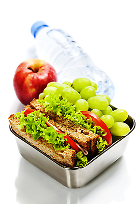 포토 JPG 해외이미지 포도 샌드위치 사람없음 사과 생수 흰배경 도시락 점심식사 도시락통 식단관리 해외202004 해외포토 음식 백그라운드 과일 식사 흰색 용기_그릇 물병 파일형식