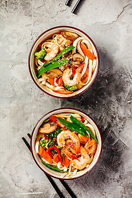 포토 JPG 해외이미지 그릇 젓가락 회색배경 새우 사람없음 하이앵글 버섯 면류 브로콜리 국수 동양음식 해외202004 해외포토 식기 음식 뷰포인트 백그라운드 채소 수저 갑각류 회색 파일형식