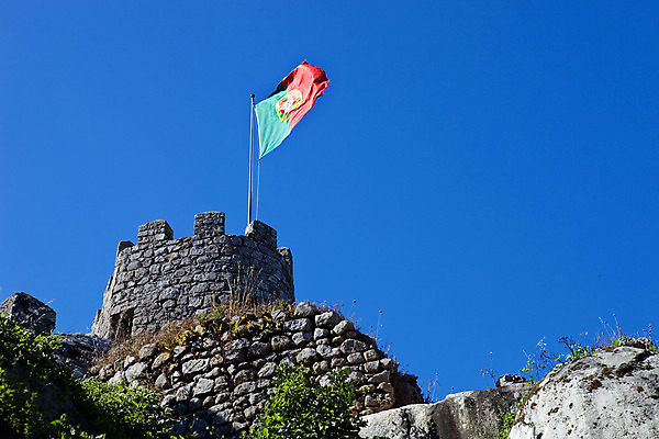 포토 JPG 해외이미지 구름 유럽 벽 여행 건축양식 하늘 휴가 풍경 사람없음 야외 건물 탑 바위 깃발 방어 역사 포르투갈 천연기념물 신트라 해외202004 해외202105 해외포토 자연요소 건축물 건축 나라 파일형식