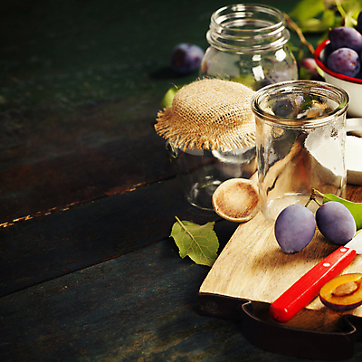 포토 JPG 해외이미지 그릇 유리병 디저트 사람없음 나이프 설탕 자두 과일잼 나무도마 나무탁자 카피스페이스 해외202004 해외포토 식기 음식 과일 탁자 병_용기 도마 목재 공백 칼 잼 파일형식