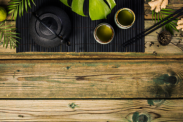 포토 JPG 해외이미지 실내 사람없음 하이앵글 찻잔 다기 찻주전자 생강 나무젓가락 나무탁자 열대잎 카피스페이스 해외202004 차거름망 해외포토 뷰포인트 잎 채소 젓가락 탁자 주전자 잔 내부 공백 다도 파일형식