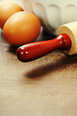 포토 JPG 해외이미지 그릇 근접촬영 사람없음 계란 밀대 나무탁자 해외202004 해외포토 식기 뷰포인트 탁자 주방용품 알 파일형식